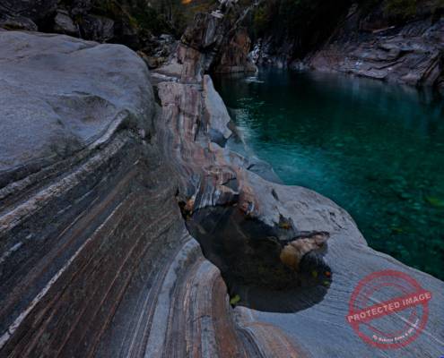 Die Steinbrücke Ponte dei Salti in Lavertezzo über die Vercasca im Tessin