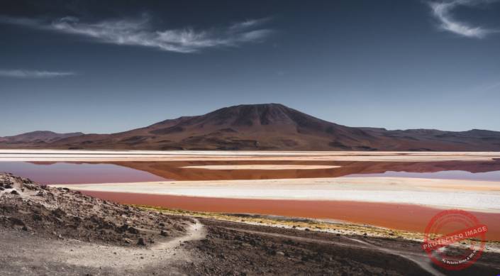 Die rote Laguna Colorada im Reserva Nacional de Fauna Andina Eduardo Abaroa, Bolivien