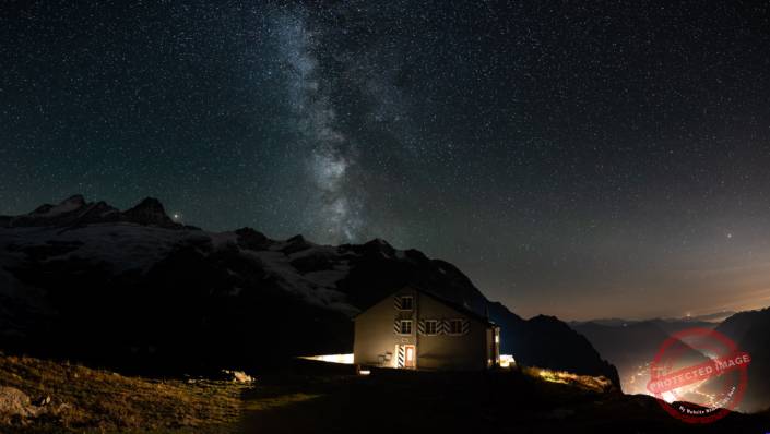 Glecksteinhütte SAC mit Milchstrasse und Grindelwald im Tal