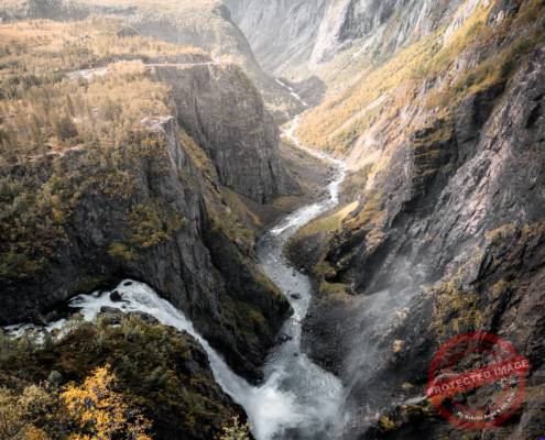 Vøringsfossen ist ein Wasserfall im Herbst in Norwegen
